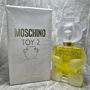 Perfume Moschino Toy 2 para mujer en frasco con forma de osito de cristal y caja blanca.